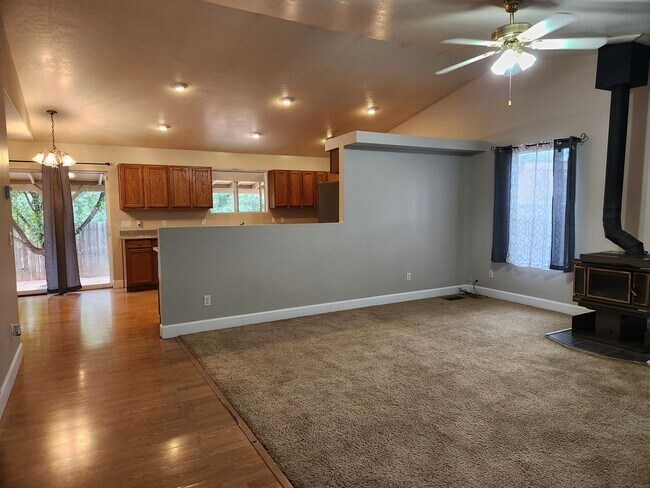 Building Photo - 93 S Rainbow Dr