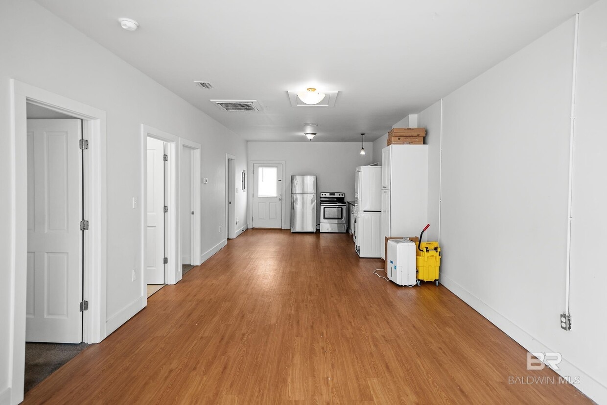 Building Photo - 635 E Azalea Ave