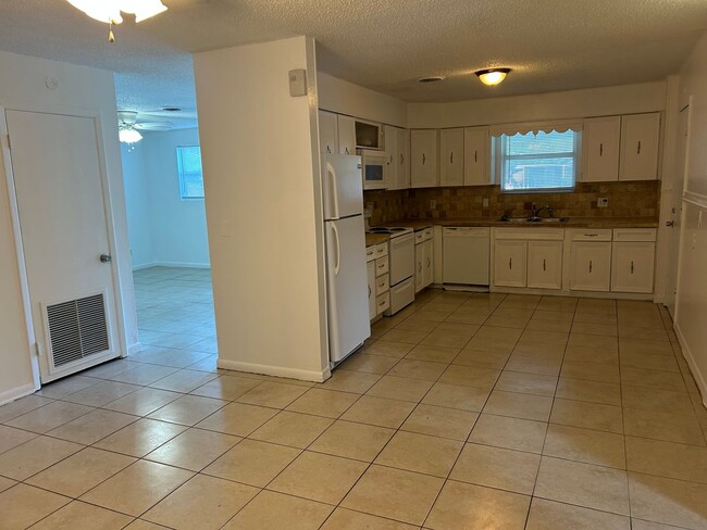 Foto del edificio - Spacious 4/2 Family Home on Westside Jax!