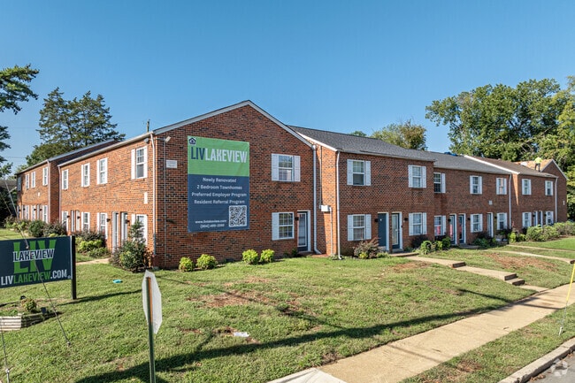 Building Photo - LIV Lakeview