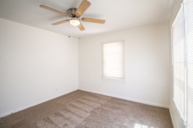 Foto del edificio - $950/month for updated 3-bedroom home. Don...