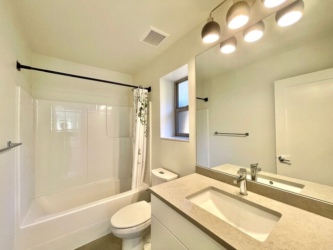 Foto del edificio - Modern Townhome in Shoreline