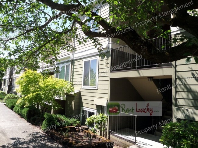 Building Photo - AMAZING PRICE! Wonderful 2-Bedroom Top Floor Condo in Renton - Great Location!