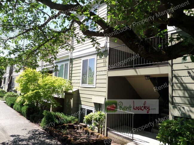 Foto del edificio - Wonderful 2-Bedroom Top Floor Condo in Renton - Great Location!