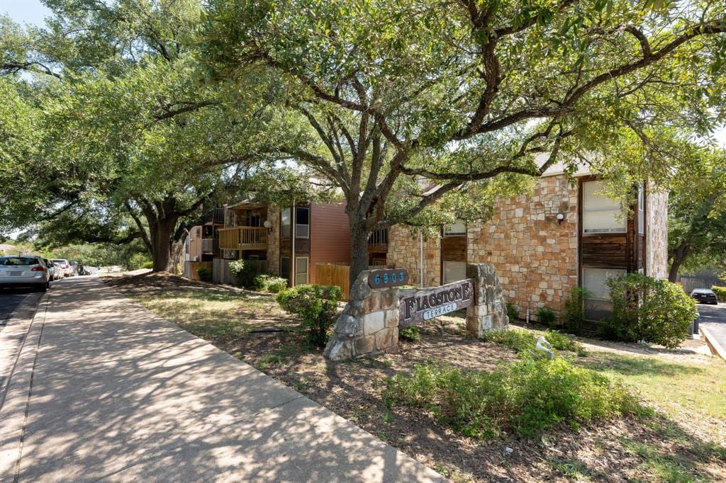 Foto principal - 6903 Deatonhill Dr