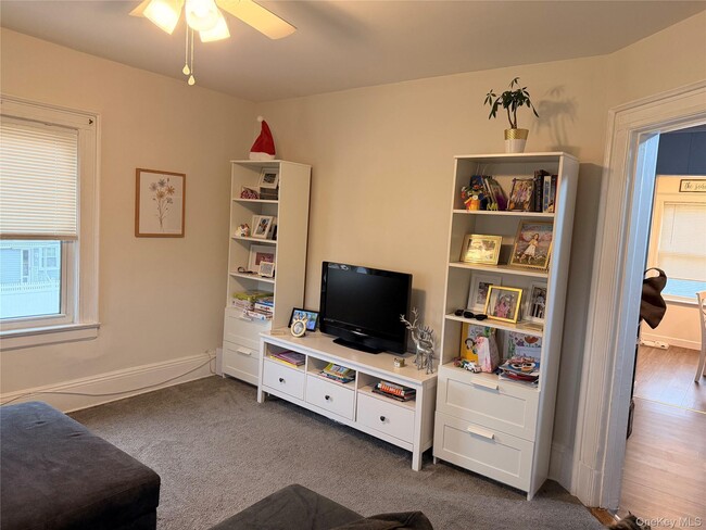 Foto del edificio - 65 W Windsor Pkwy