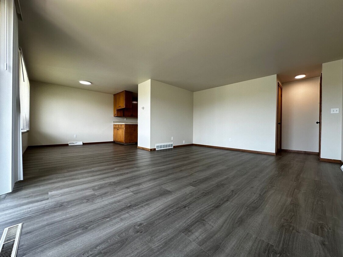 Foto principal - 3033-3035 Humboldt Rd. DUPLEX