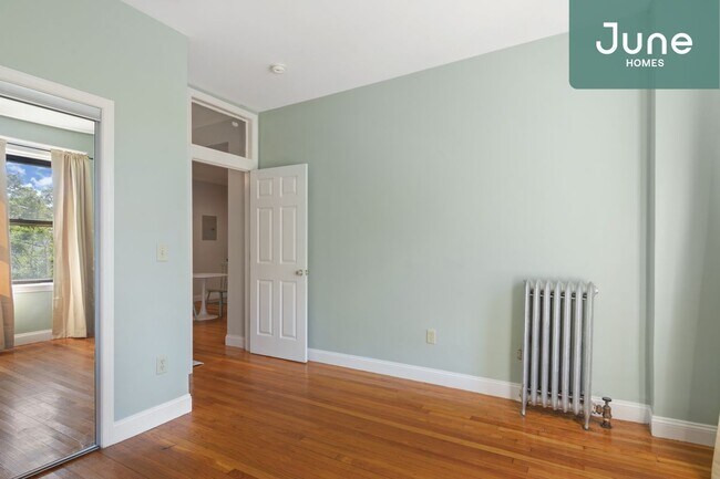 Foto del edificio - Queen room in 4-bed/1.0-bath Home