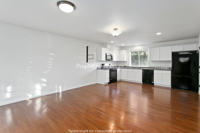 Photo - Fantastic Two Bedroom Unit in SE Portland! Apartment