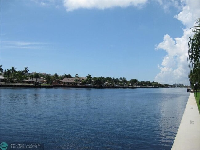 Building Photo - 6473 Bay Club Dr