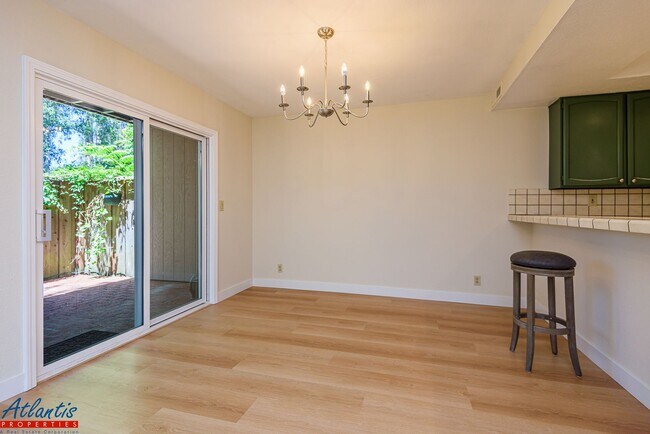 Foto del edificio - Live Oak Townhouse | Desirable Location