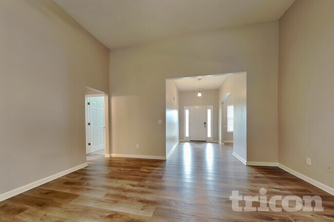 Foto del edificio - 496 Birchwood Dr