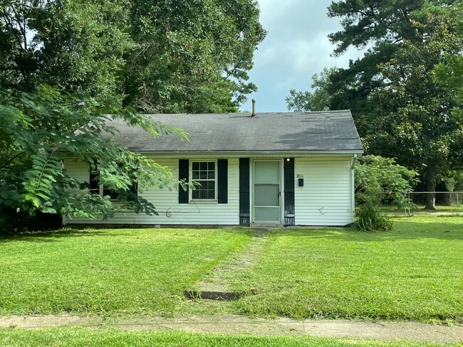 Building Photo - Remodeled 3 bedroom Home