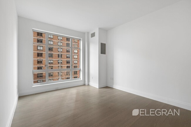 Building Photo - 200 E 95th St