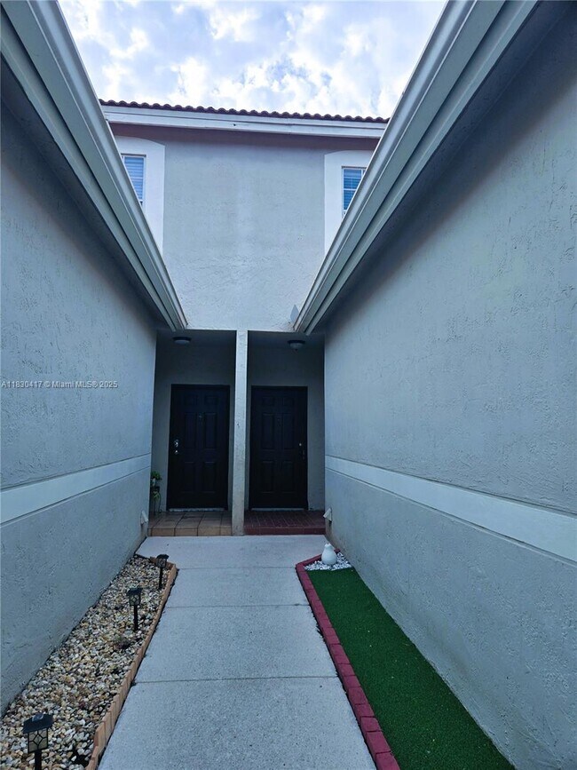 Building Photo - 1210 Sorrento Dr