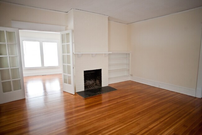 Building Photo - 2br/1ba apartment in renovated cottage on ...
