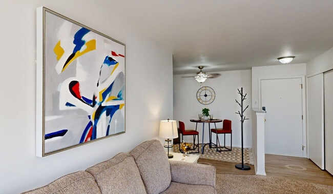 Building Photo - 517 E Division St