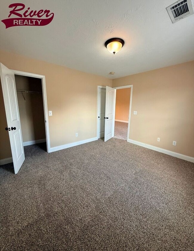 Building Photo - 421 Metz Dr