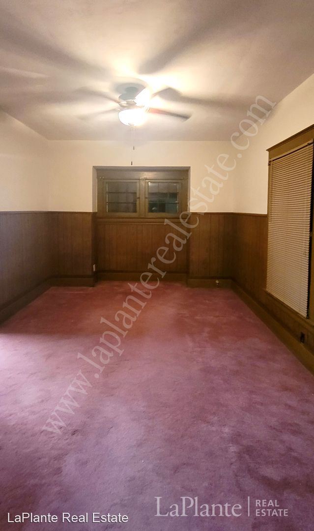 Building Photo - 1429 W Woodruff Ave