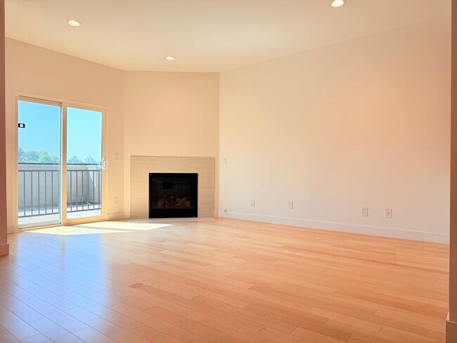 Luminoso salón con chimenea - 1878 N Alvarado St