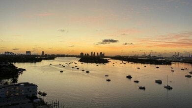 Building Photo - 1000 Venetian Way