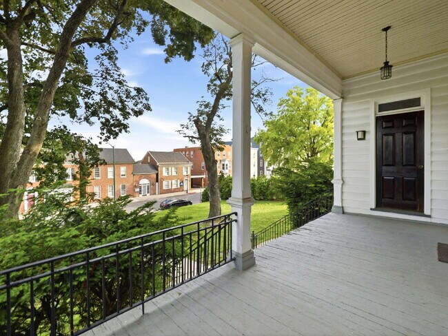 Foto del edificio - Charming 2-Bedroom, 1-Bath First-Floor Residence in a Beautifully Renovated Historic Home