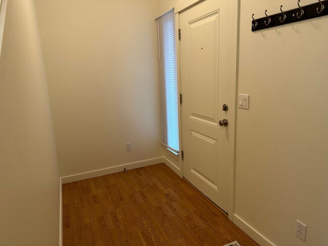 Building Photo - $500 OFF FIRST FULL MONTH - Fresh Paint, n...