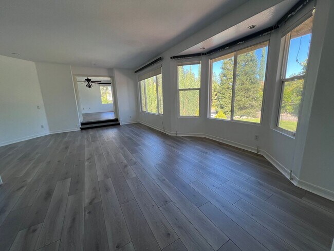 Foto del edificio - Gorgeous and spacious 5 bedroom home in Re...
