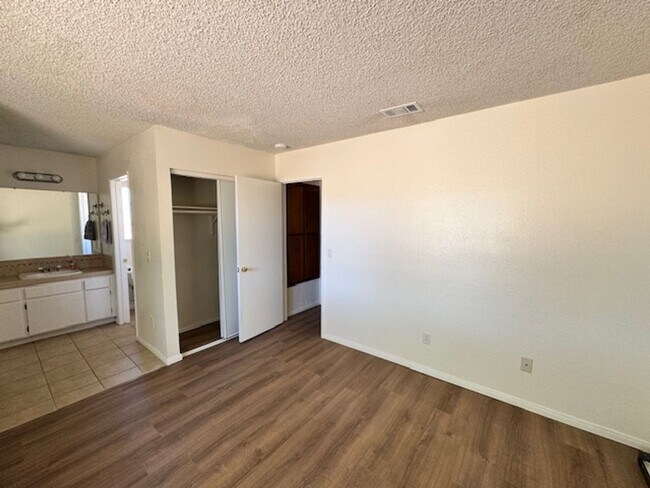 Foto del edificio - Remodeled 3+2 On Large Lot