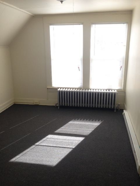 Building Photo - 3 br, 1 bath  - 40 Henry St Fl 3