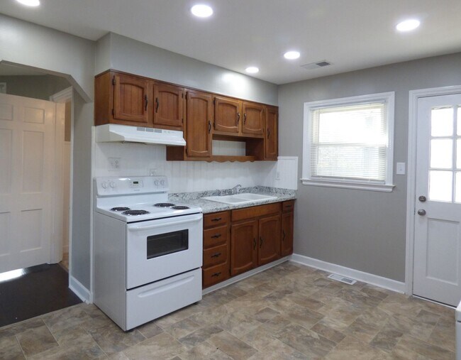 Foto del edificio - COMING SOON! Fully Renovated House near North Limestone! All Electric, Garage, Dogs Ok!