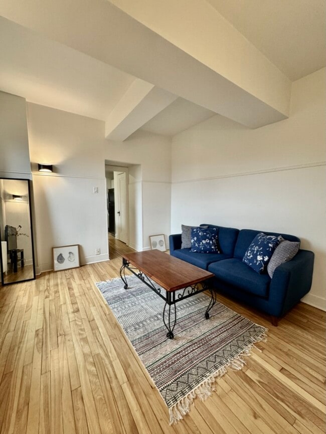 Photo du bâtiment - 1221 Rue Rachel E