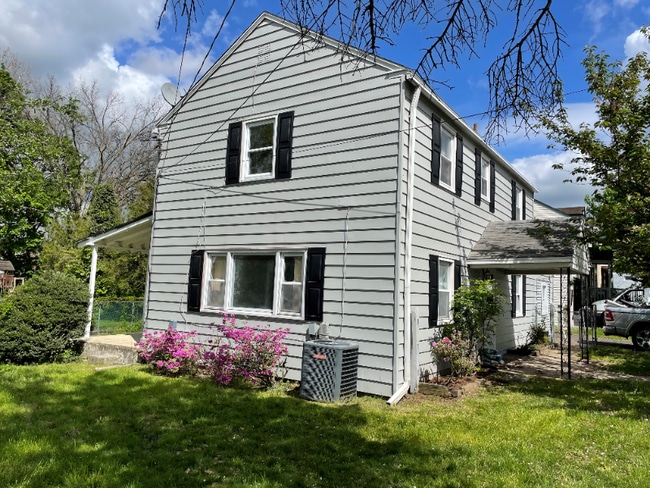 Building Photo - 2421 Woodland Rd