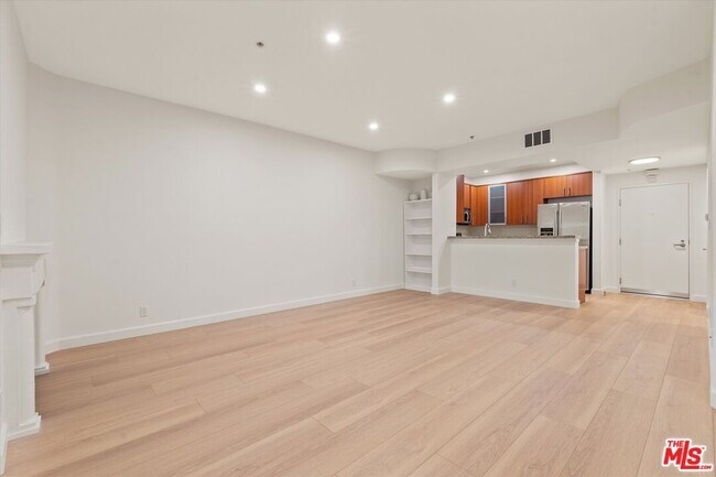 Building Photo - 620 S Gramercy Pl
