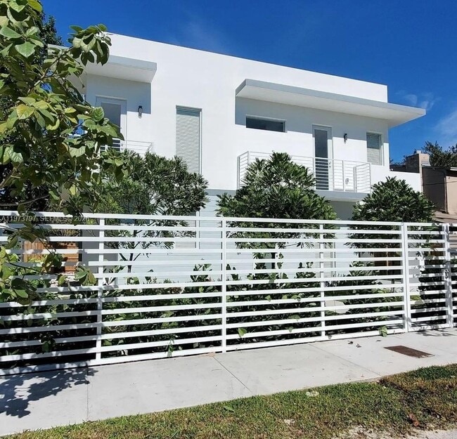 Building Photo - 3787 Thomas Ave
