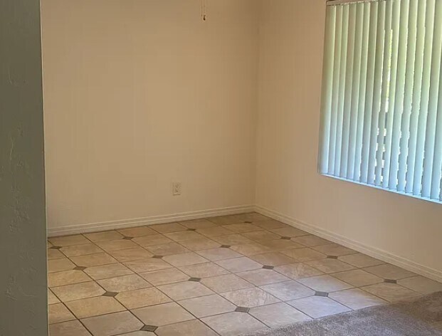 Foto del edificio - 1490 W Lambert Rd