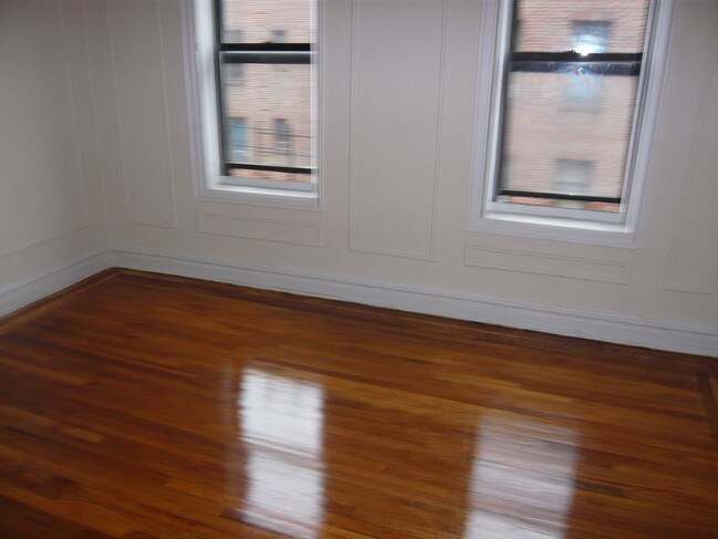 Foto del edificio - 2131 Wallace Ave