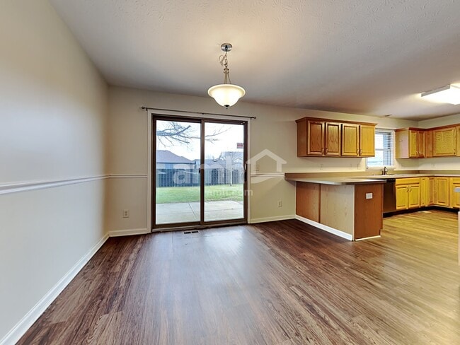 Building Photo - 6872 Sun Ridge Dr