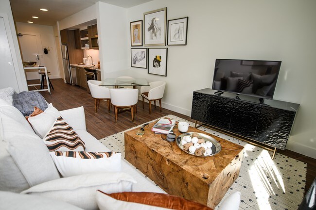 The George Besaw Apartments Sala de estar modelo y televisor - The George Besaw