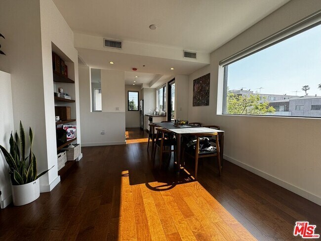Building Photo - 140 S Hayworth Ave