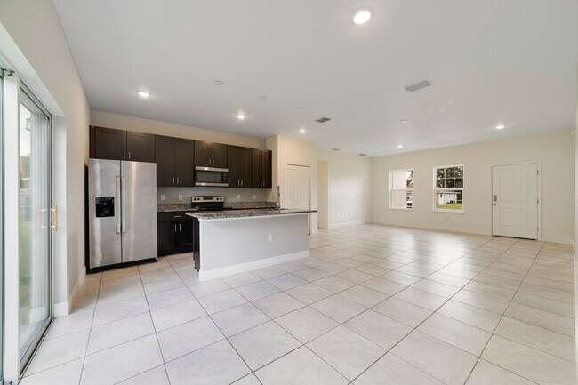Building Photo - 464 Marion Oaks Dr