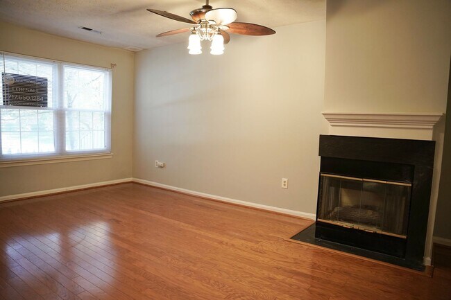 Building Photo - Beautiful Updated 3 BR/2.5 BA Townhome in ...