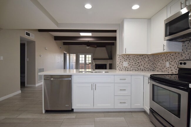 Building Photo - Beautifully remodeled Scottsdale condo bac...