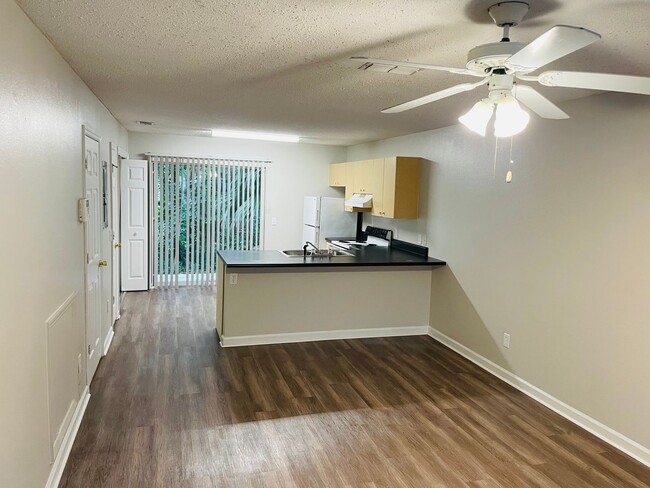 Foto del edificio - Spacious Townhome off Blairstone