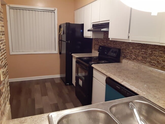Building Photo - 6021 Regent Manor