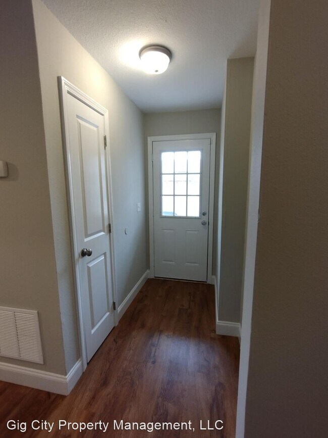 Building Photo - 2 br, 1 bath Duplex - 5904 Graston Ave 590...