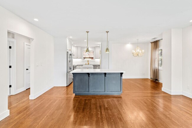 Foto del edificio - Renovated 2 bdrm 1 bath home w/ air condit...