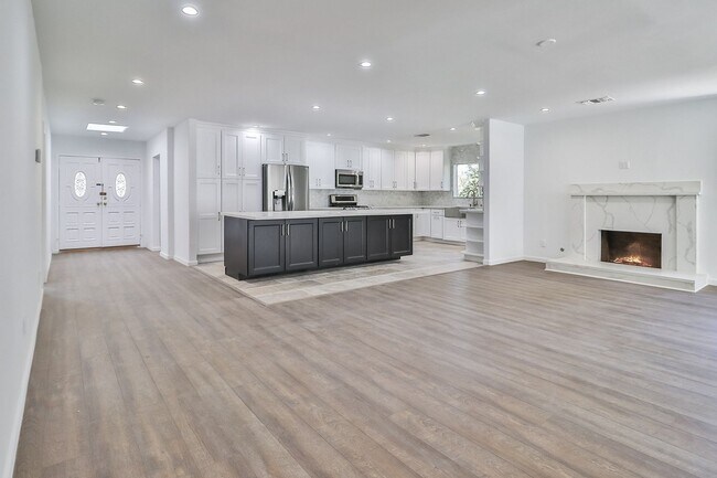 Building Photo - MOVE-IN READY 5BR w/pool + separate guest space w/half bath!