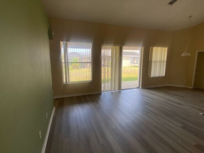 Foto del edificio - 1239 Dunbrooke St