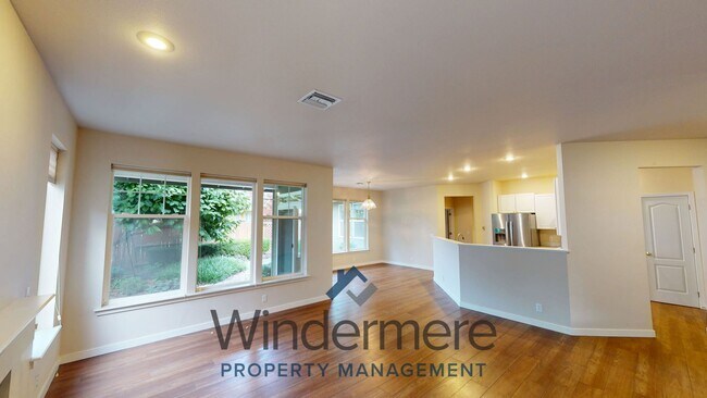 Building Photo - 702 SE Creekside Dr